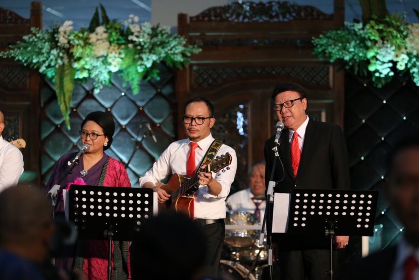 Aksi para menteri ngeband, terlihat Menteri Luar Negeri Retno Marsudi (kiri), Menteri Ketenagakerjaan Hanif Dhakiri (tengah) dan Menteri Dalam Negeri Tjahjo Kumolo di atas panggung sedang bernyanyi di acara resepsi pernikahan putri Mensesneg Pratikno, Sabtu (30/12).