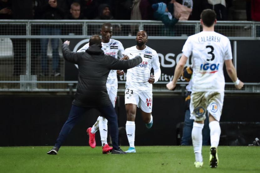 Aksi para pemain Amiens dalam pertandingan Ligue 1.