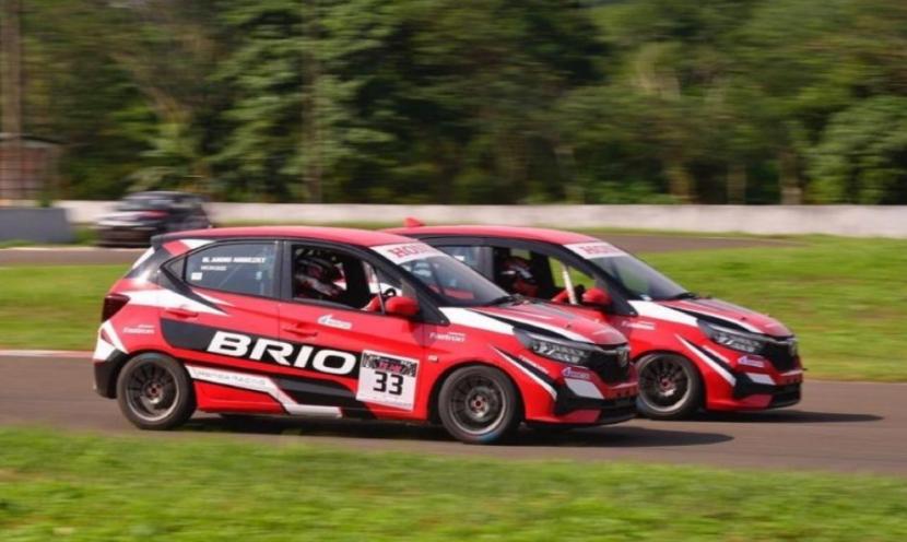 Aksi para pembalap Honda Racing Indonesia di Kejuaraan Nasional Balap Mobil atau ISOM putaran kedua di Sirkuit Internasional Sentul, Bogor, Jawa Barat, akhir pekan kemarin. 