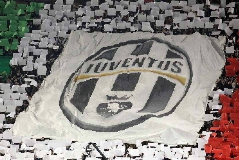 Aksi para pendukung Juventus membela tim kesayangan mereka.