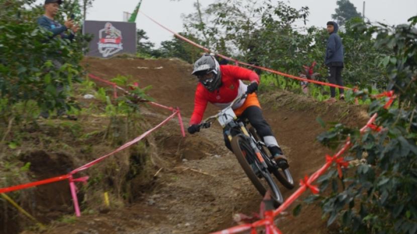 Aksi pebalap sepeda di ajang 76 Indonesian Downhill 2024.