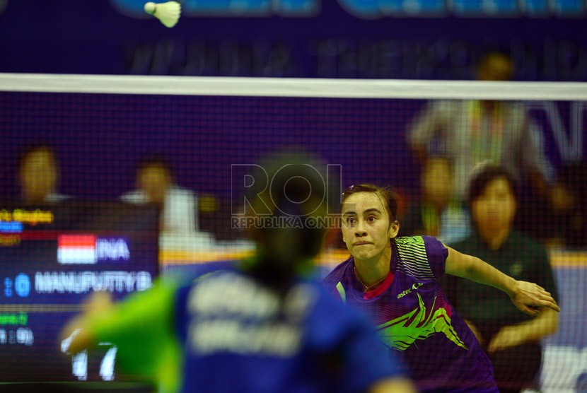    Aksi pebulutangkis tunggal putri Indonesia Bellaetrix Manuputty pada final bulutangkis Sea Games ke-27 di Wunna Theikdi Indoor Stadium, Naypyitaw, Myanmar, Sabtu (14/2).  (Republika/Edwin Dwi Putranto)