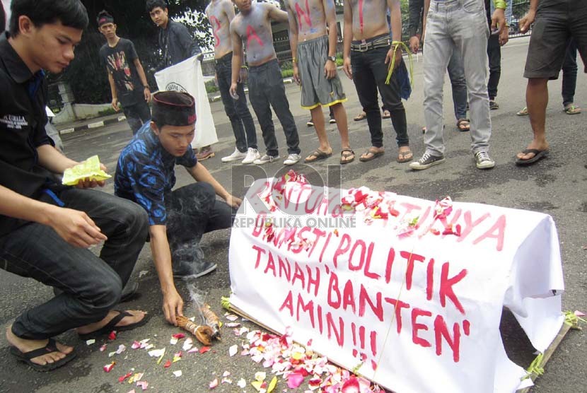   Aksi peduli Banten oleh Front Revolusioner Selamatkan Banten (Foros Banten) di depan Gedung Sate, Bandung, Kamis (19/12).  (Republika/Edi Yusuf)