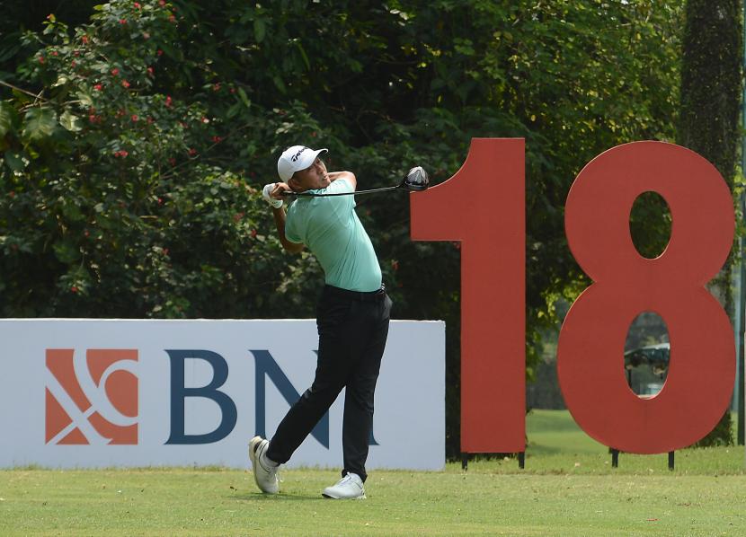 Aksi Pegolf asal Filipina, Lloyd Jefferson Go pada ajangBNI Ciputra Golfpreneur Tournament ADT 2022 di Damai Indah Golf-BSD Course, Serpong, Banten. 