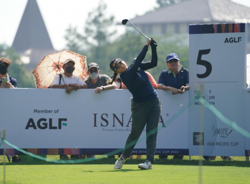 Aksi pegolf Filipina Princess Mary pada hari kedua gelaran Simone Asia Pacific Cup di Pondok Indah Golf Course, Jakarta, Jumat (19/8/2022).