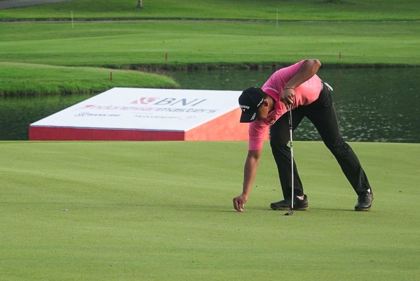 Aksi pegolf tuan rumah, Naraajie Emerald Ramadhanputra, pada putaran pertama BNI Indonesian Masters 2019, Kamis (12/12). 