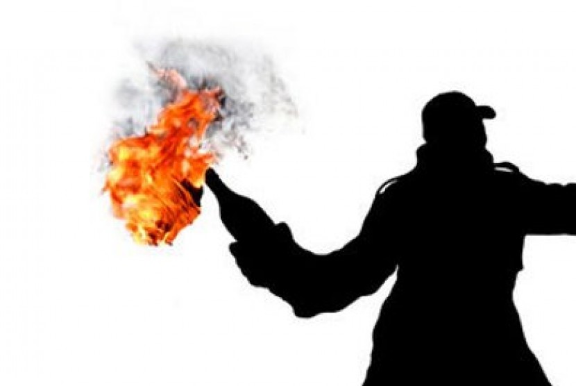 Aksi pelemparan bom molotov (ilustrasi)