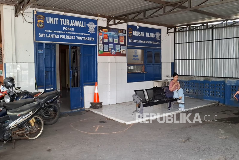 Aksi pelemparan bom molotov terjadi di Pos Polisi Pingit, Kota Yogyakarta, Kamis (4/9/2025) sekitar pukul 05.20 WIB. 