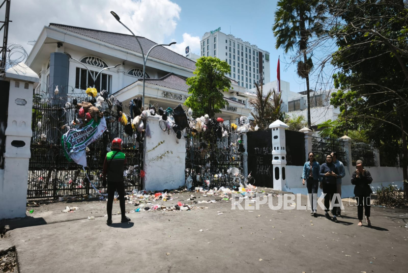 Aksi pelemparan sampah ke Gedung DPRD Jawa Barat (Jabar) yang dilakukan oleh sejumlah warga yang mengatasnamakan Rakyat Anti Penggusuran, Kamis (4/9/2025).