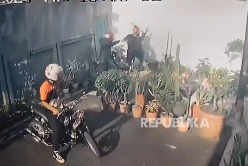 Aksi pembacokan remaja bermotor nyaris terjadi di Komplek Mega Endah, Kelurahan Karyamulya, Kecamatan Kesambi, Kota Cirebon, Kamis (9/10/2025) sore. Remaja tersebut sebelumnya terlibat aksi saling kejar-kejaran. 