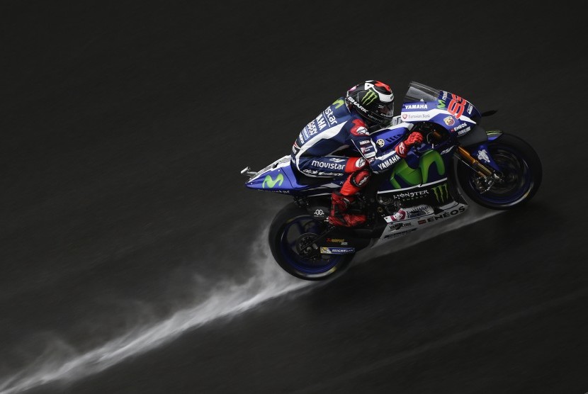 Aksi pembalap Yamaha, Jorge Lorenzo di sirkuit Sepang, Malaysia, Ahad (30/10).