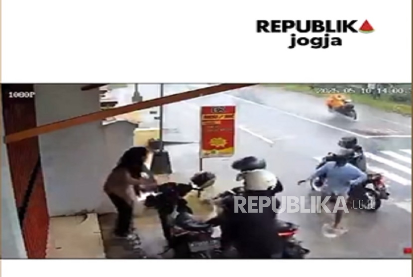 Aksi pembegalan motor saat siang hari dan hujan terjadi di Klakah, Kabupaten Lumajang, Jawa Tengah. Pembegalan tersebut sempat terekam kamera CCTV dan beredar viral di media sosial.