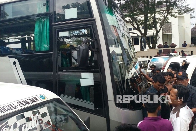 Aksi pemblokiran terjadi pada unjuk rasa angkot menentang transportasi daring di Kota Tasik, Rabu (17/1).