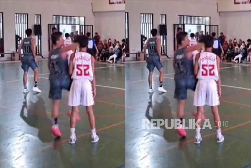 Aksi pemukulan siswa SMP Mardi Waluya Cibonong berinisial RC ke kepala siswa SMPN 1 Bogor berinisial S dalam sebuah pertandingan basket.