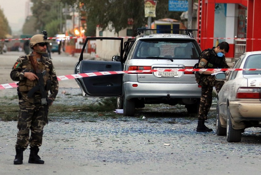 Aksi penculikan dan bom bunuh diri masih melanda Afghanistan. Tentara keamanan Afghanistan berjaga di lokasi bekas ledakan bom. (ilustrasi) 