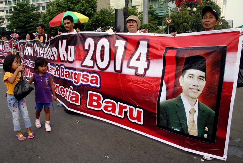  Aksi pendukung Joko Widodo (Jokowi) untuk maju sebagai Presiden 2014, membentangkan spanduk di Bundaran Hotel Indonesia, Jakarta, Ahad (19/5).
