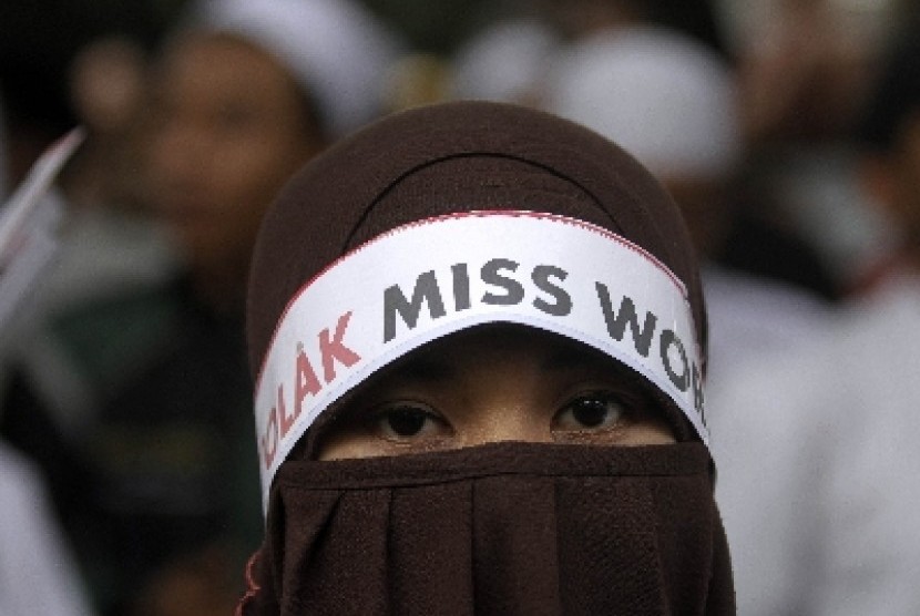 Aksi penolakan Miss World di Indonesia.