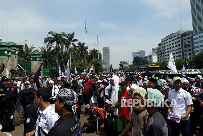 The mass of 2410 rally hold tauhid flag in front of Parliament complex, Senayan, Jakarta, on Tuesday (October 24).