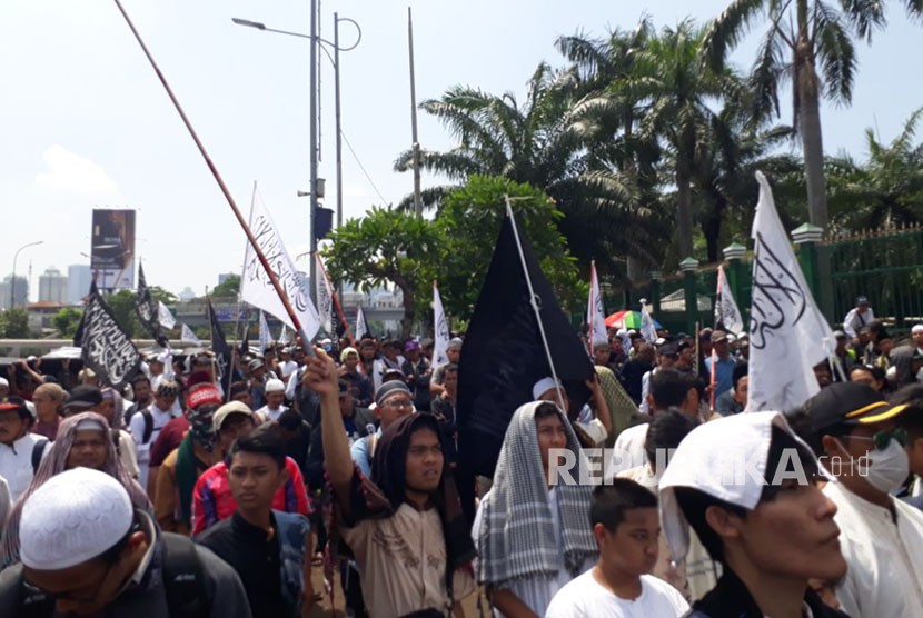 Aksi Penolakan Perppu Ormas jadi lautan bendera tauhid. Komplek Parlemen Senayan, Selasa (24/10).