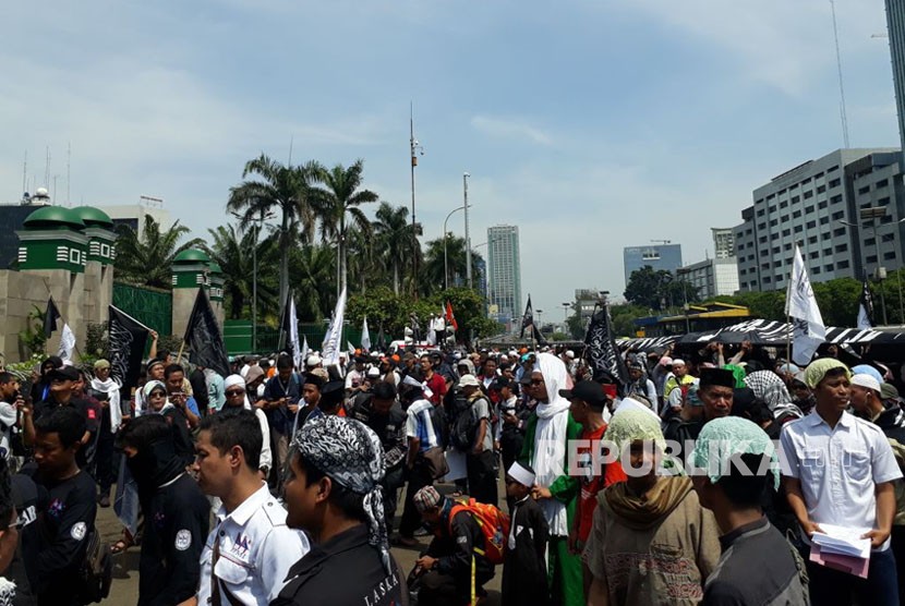 Aksi Penolakan Perppu Ormas jadi lautan bendera tauhid. Komplek Parlemen Senayan, Selasa (24/10).