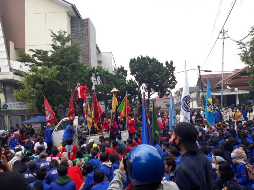 Aksi penolakan Undang-Undang Cipta Kerja di Sukabumi berlanjut di Gedung DPRD Kota Sukabumi, Jumat (9/10