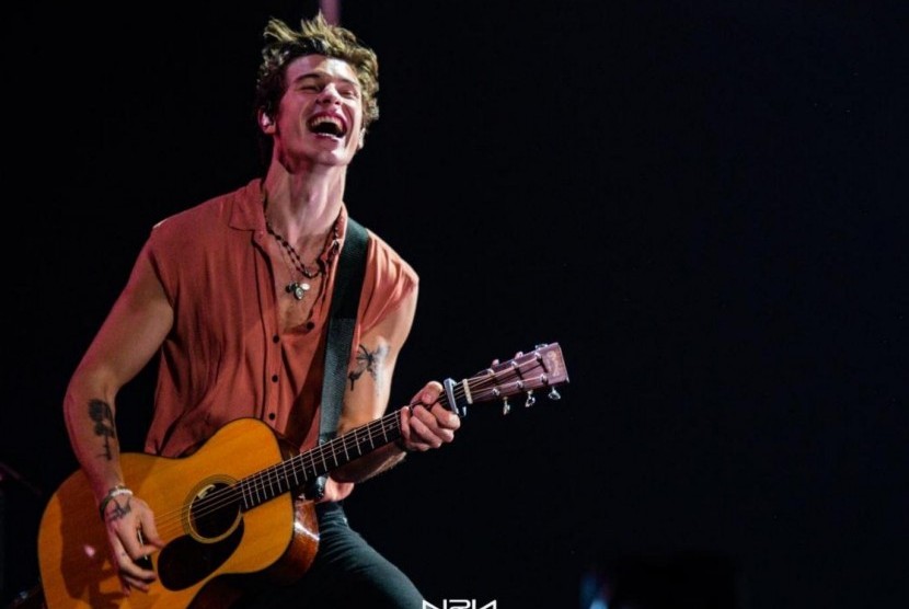 Aksi penyanyi Kanada Shawn Mendes pada konser di Sentul International Convention Center (SICC), Bogor, Selasa (8/10).