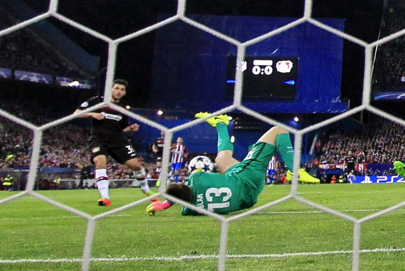 Aksi penyelamatan kiper Atletico Madrid, Jan Oblak pada laga Liga Champions lawan Bayer Leverkusen, di Vicente Calderon, Kamis (16/3) dini hari WIB. Atletico melaju ke perempat final.