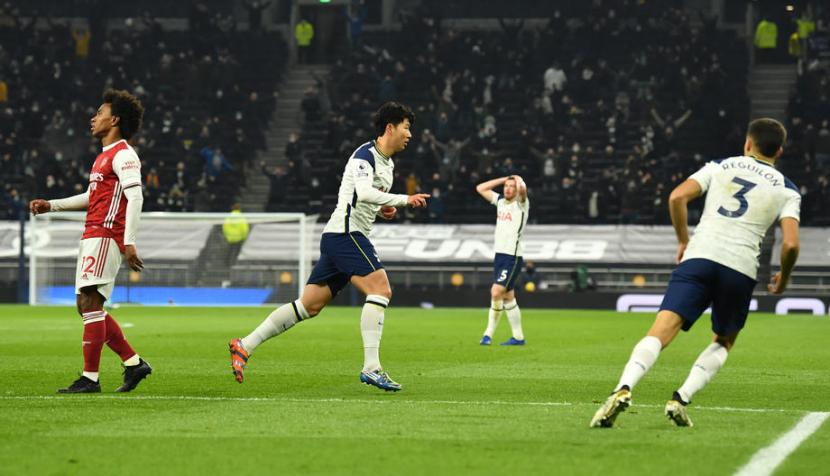 Aksi penyerang Tottenham Hotspur Son Heung-min (kedua kiri) seusai menjebol gawang Arsenal dalam pertandingan Liga Primer Inggris.