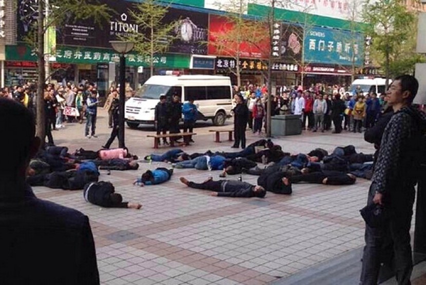 Aksi percobaan bunuh diri sopir taksi Cina