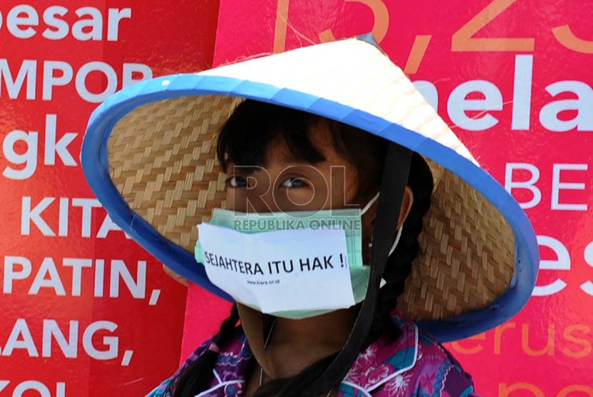  Aksi peringatan Hari Perikanan Sedunia di Bundaran HI, Jakarta, Kamis (21/11).  (Republika/ Tahta Aidilla)