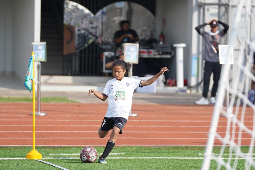 Aksi pesepak bola putri MilkLife Soccer Challenge 2023 yang diselenggarakan di Supersoccer Arena, Rendeng, Kudus. 