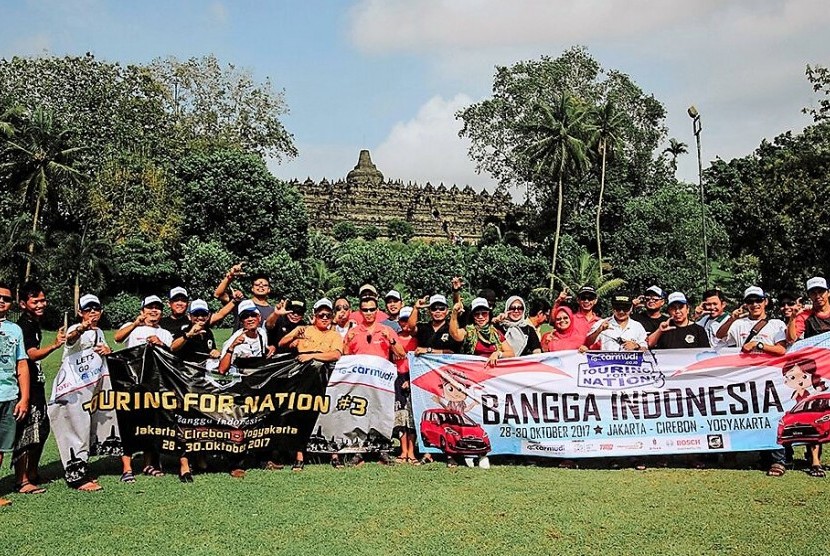Aksi peserta touring for Nation 3 di  candi Borobudur