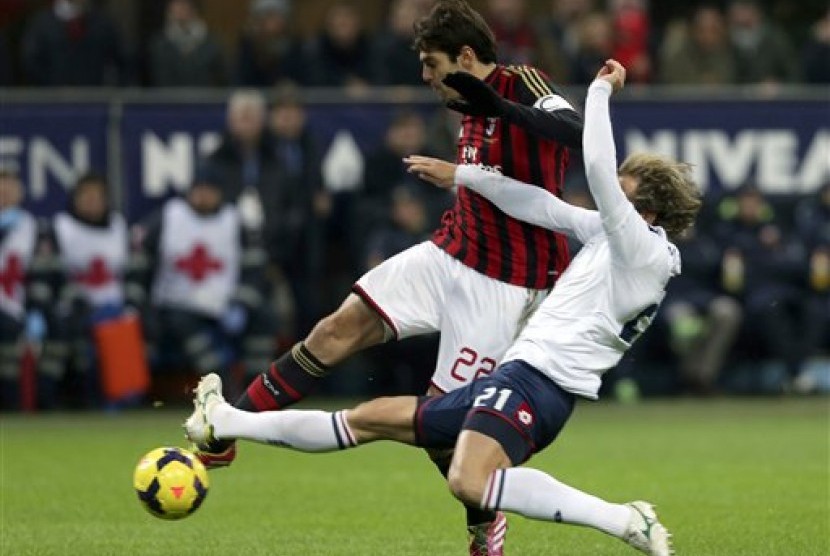 Aksi playmaker AC Milan, Kaka (kiri) pada laga Serie A Italia melawan Genoa di San Siro.