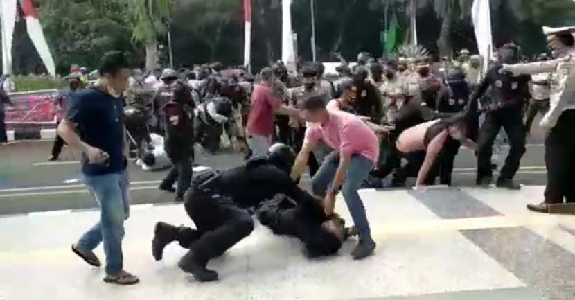Polisi disebut paling banyak melakukan kekerasan terhadap jurnalis hingga paling banyak dilaporkan masyarakat karena diduga melanggar HAM. Foto: Aksi polisi membanting mahasiswa yang berdemonstrasi di Tangerang viral di media sosial.
