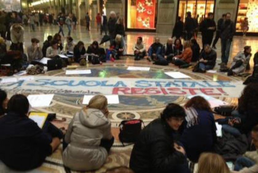 Aksi protes guru di  pusat perbelanjaan Galleria Vittorio Emanuele. 