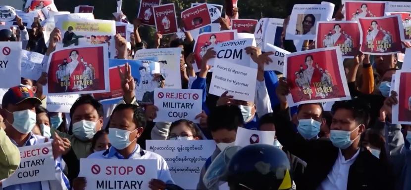 Aksi protes warga pascakudeta militer terhadap pemerintahan Myanmar.