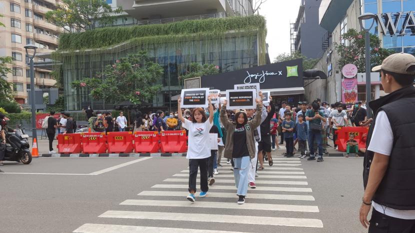 Aksi protes warga soal pendaftaran Citayam Fashion Week sebagai HAKI oleh Baim Wong, Senin (25/7/2022). 