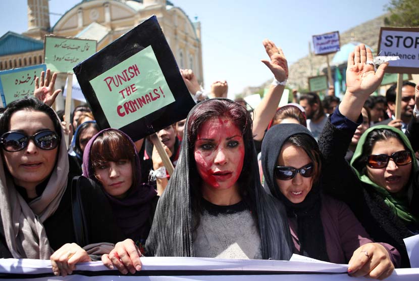 Aksi protes yang menuntut keadilan atas kasus pembunuhan Farkhunda di Kabul, Afghanistan, Kamis (27/5). 