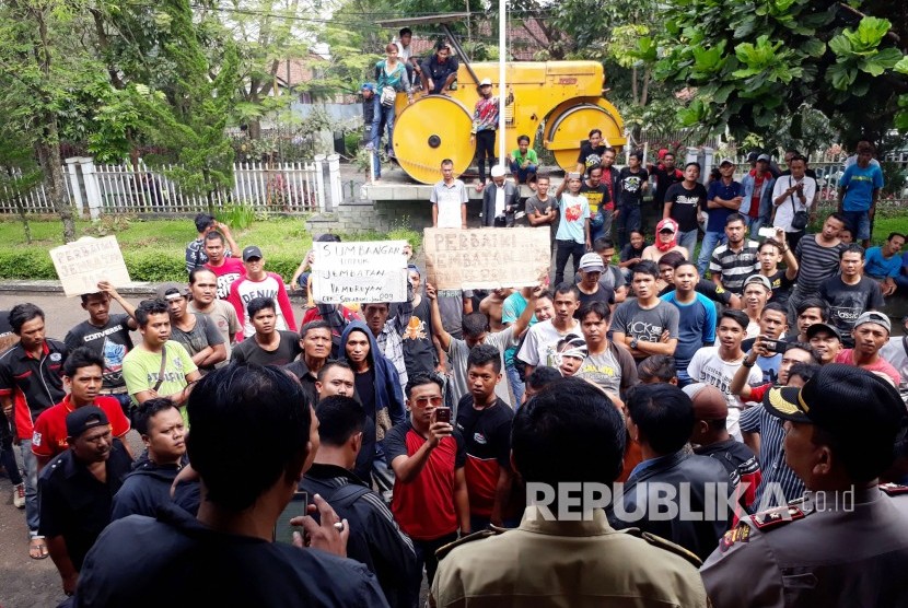 [ilustrasi] Aksi puluhan sopir angkot Cibadak-Cicurug Kabupaten Sukabumi, di Kantor Balai Pengelolaan Jalan (BPJ) Wilayah Pelayanan Sukabumi di Kota Sukabumi.