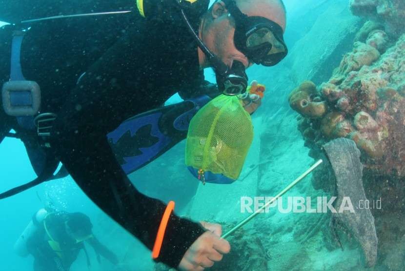 Aksi Pungut Sampah di Dasar Laut kepulauan Seribu oleh komunitas Gabungan Penyelam se-Indonesia, Ahad (19/8).