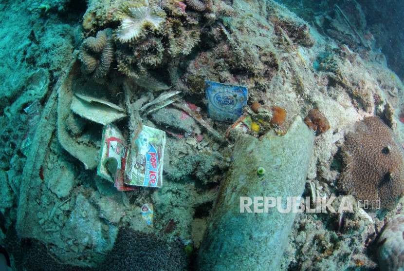 Komunitas Diver peduli laut tengah mengambil berkantong-kantong sampah di dasar laut. foto dok KKP