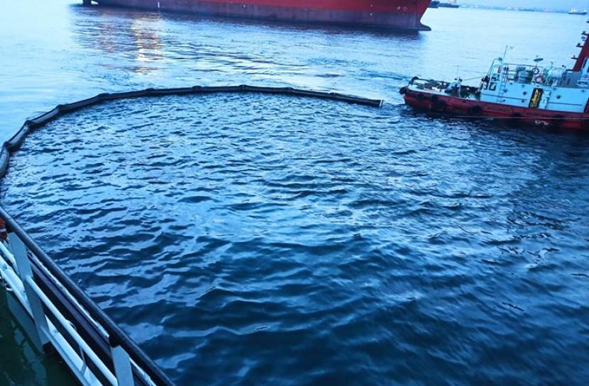  KN. Trisula P.111 dari Pangkalan PLP Tanjung Uban, KSOP Khusus Batam dan dibantu oleh owner kapal THSD King Richard X mengantisipasi pencemaran minyak dengan menebar oil boom. 