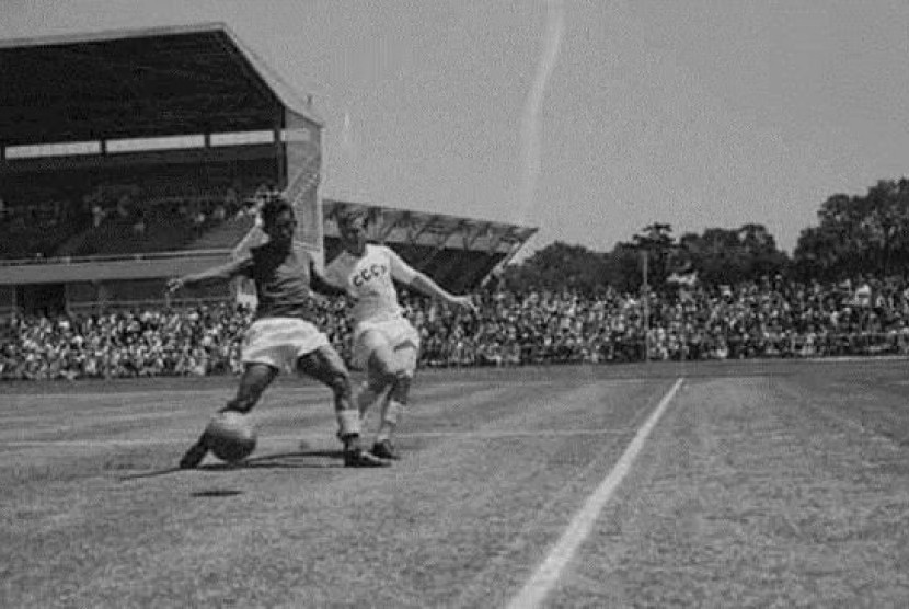 Aksi Ramang saat Timnas Indonesia melawan Soviet