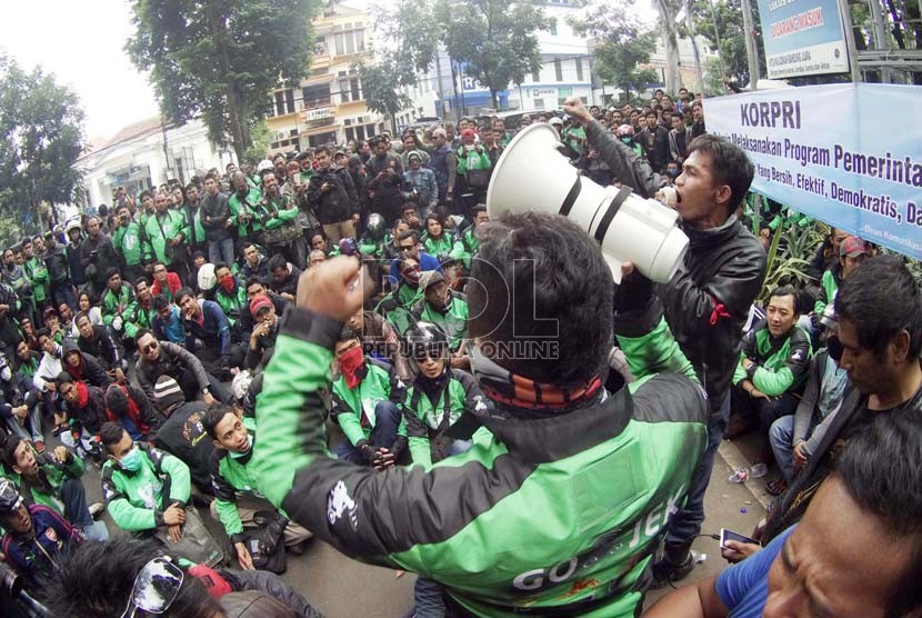 Aksi ratusan pengemudi Gojek dalam aksi Gojek, di Balai Kota Bandung, Jalan Wastu Kencana, Selasa (1/12).  (Republika/Edi Yusuf)