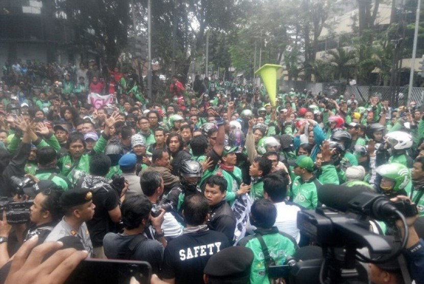 Aksi ratusan pengemudi Gojek di Kantor Pusat PT Gojek Indonesia di Jalan Kemang Selatan, Jakarta