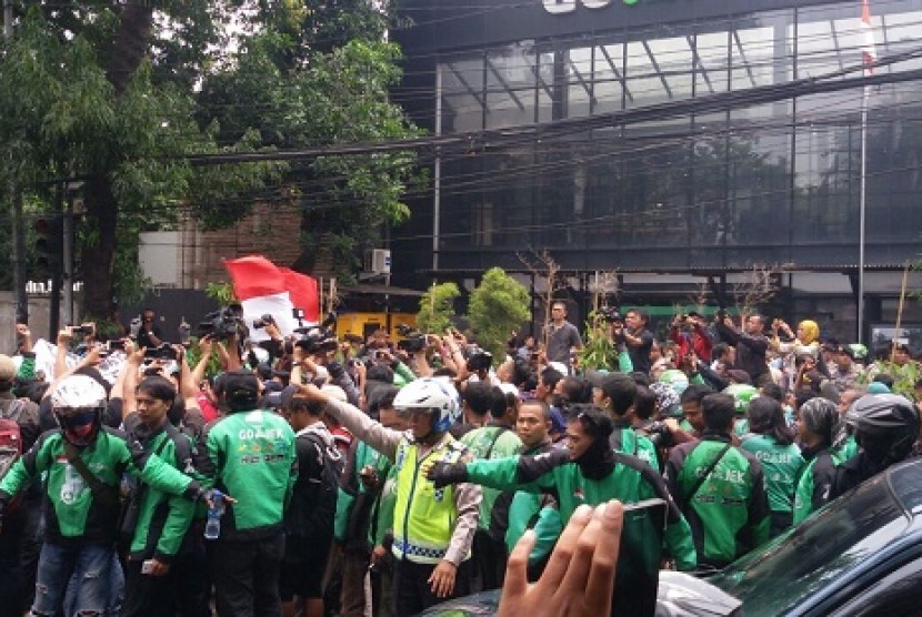 Aksi ratusan pengemudi Gojek di Kantor Pusat PT Gojek Indonesia di Jalan Kemang Selatan, Jakarta