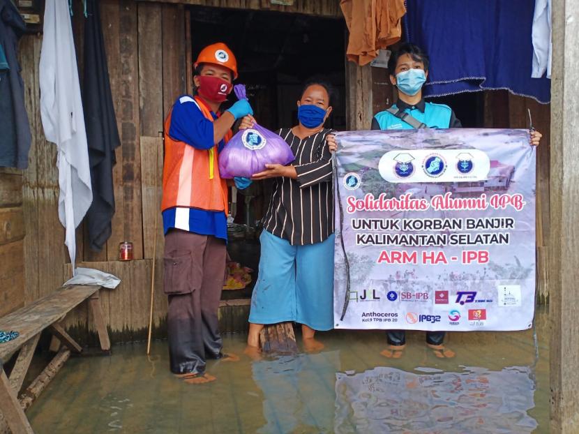 Aksi Relawan Mandiri (ARM) Himpunan Alumni (HA) IPB University menyalurkan 600 paket bantuan untuk warga terdampak banjir di Kalimantan Selatan.