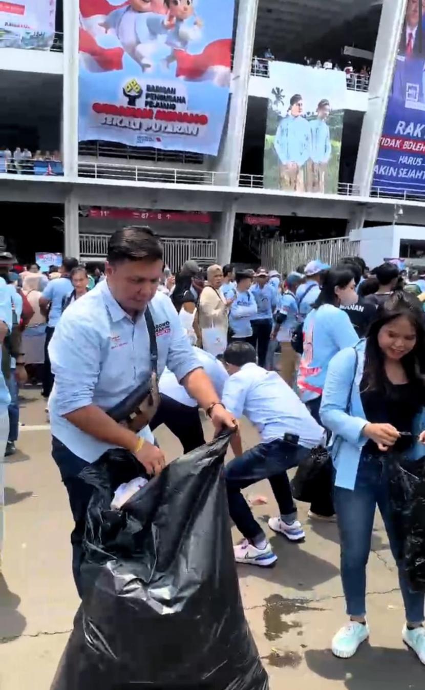 Aksi Relawan Rampai Nusantara pungut sampah di kampanye Akbar Prabowo-Gibran 