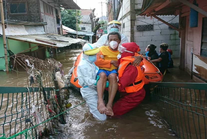 Aksi relawan rumah zakat evakuasi warga korban banjir. Rumah Zakat terjunkan 57 relawan di 19 titik aksi berupa evakuasi hingga bantuan