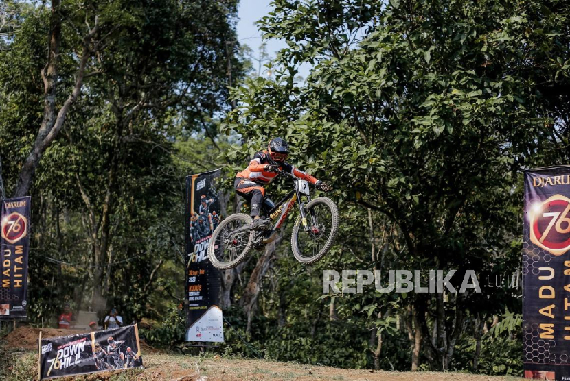 Aksi salah satu downhiller di 76 Indonesian Downhill. 